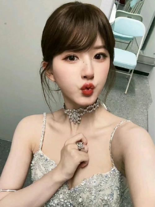 斜刘海女生发型_修饰脸型显气质，时尚百搭！