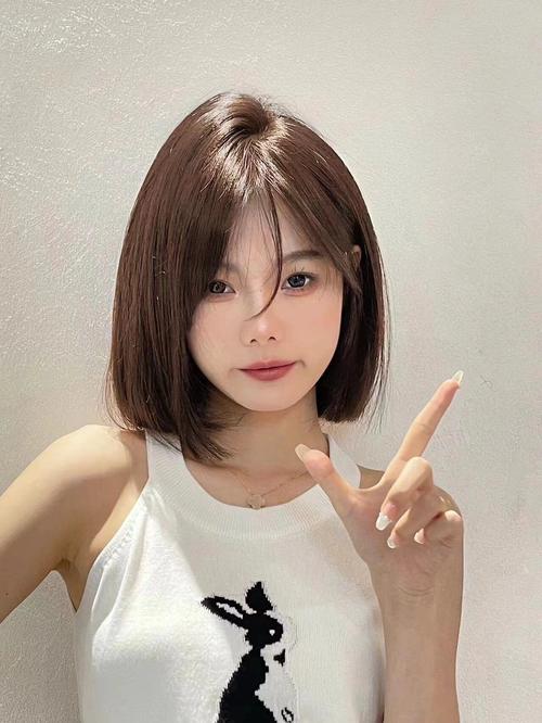 瓜子脸的三个最佳发型_齐刘海大卷BOB，选对显脸小！