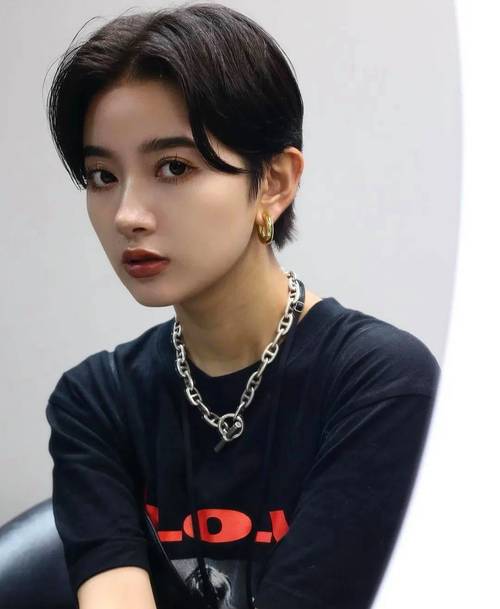 日式齐肩中分短发,层次感强易打理 日式齐肩中分短发,层次感强易打理