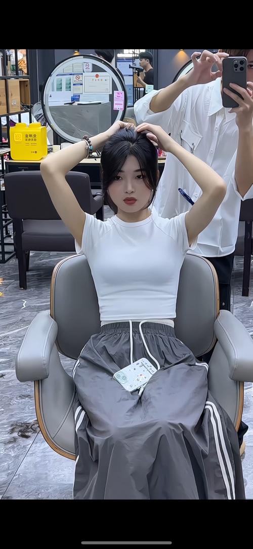 鹅蛋脸适合的发型女_鹅蛋脸发型，选对显脸小！