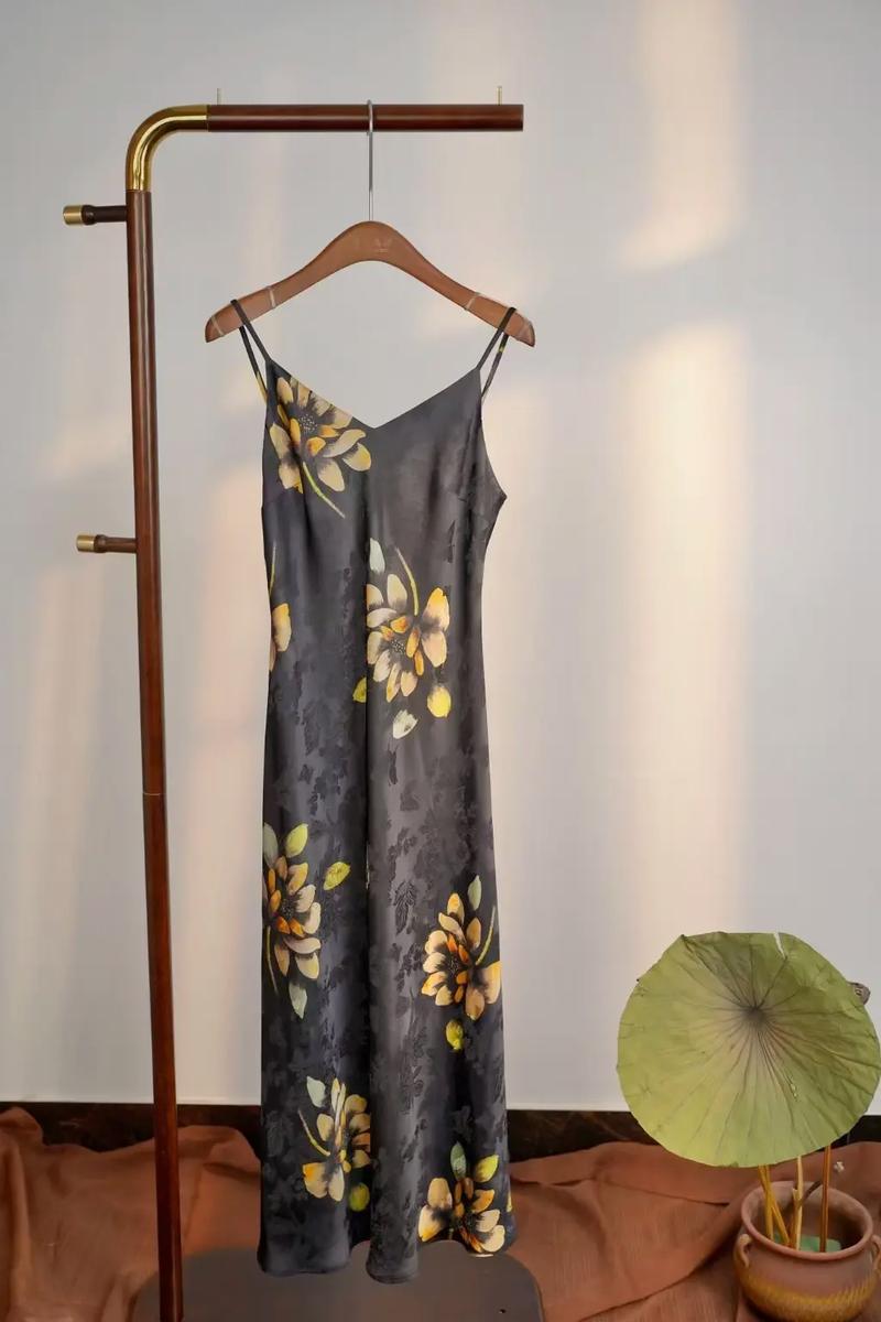 香云纱吊带裙配什么外套_夏季百搭时尚,轻松穿出层次感! 香云纱吊带裙配什么外套_夏季百搭时尚,轻松穿出层次感!