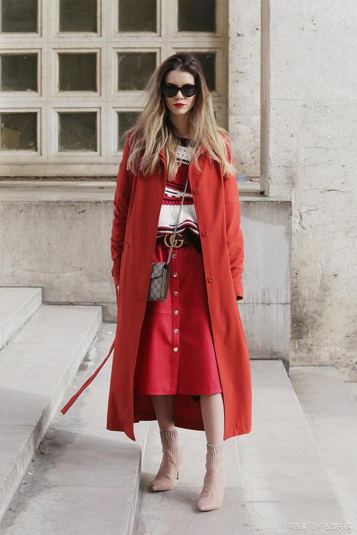 红色大衣配什么内搭_红大衣搭白T休闲裤,街头或正式感随心变! 红色大衣配什么内搭_红大衣搭白T休闲裤,街头或正式感随心变!