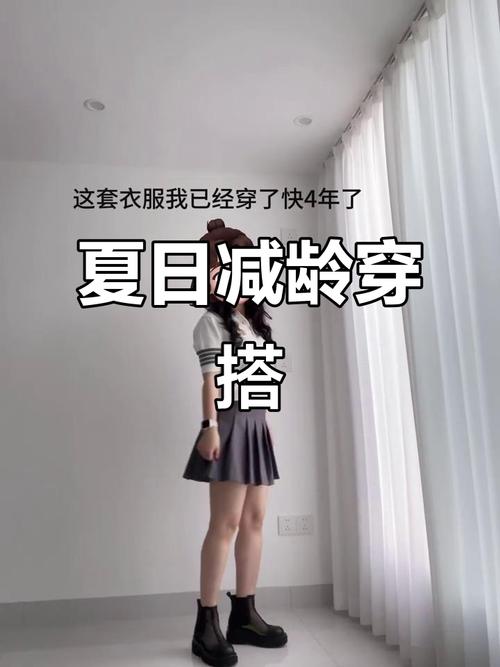 深灰色百褶裙怎么搭配_百褶裙百搭!黑裙配白黑上衣,甜美活力全搞定 深灰色百褶裙怎么搭配_百褶裙百搭!黑裙配白黑上衣,甜美活力全搞定