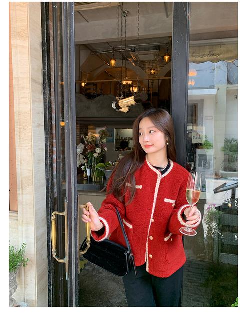 红色短款上衣搭配_红色短上衣 百搭时尚，多种搭配风格可选