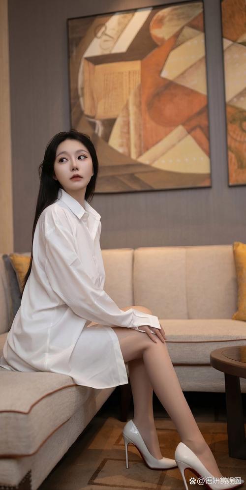 女穿真空白衬衫_女星演绎经典与创新 女穿真空白衬衫_女星演绎经典与创新