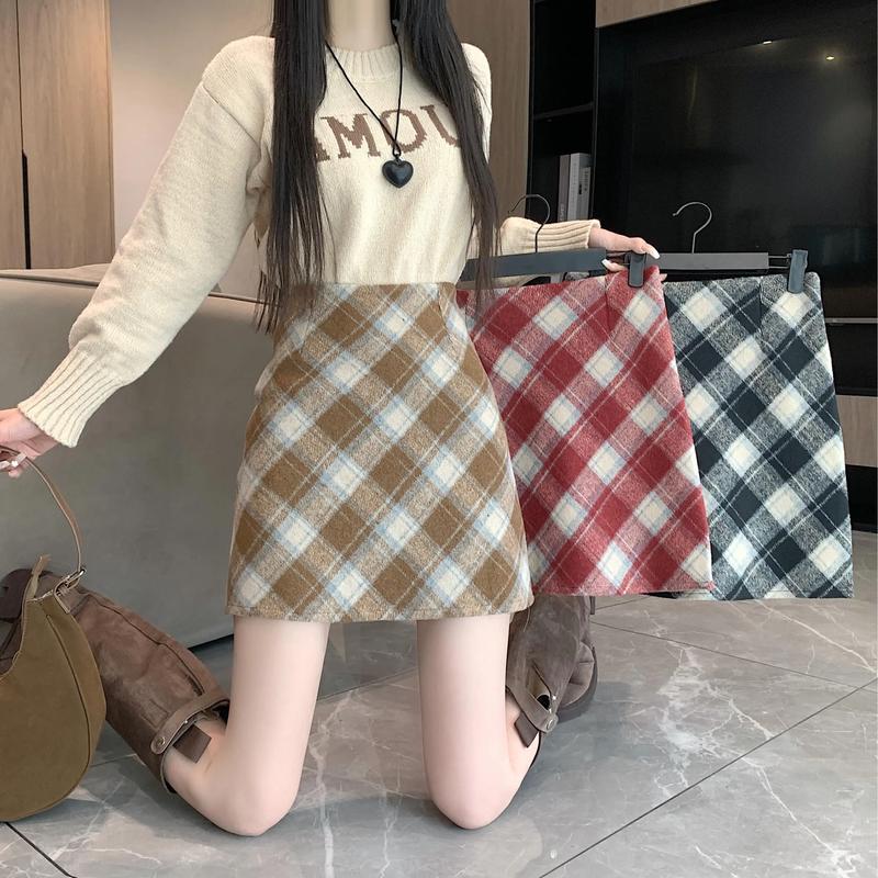 格子包臀裙配什么上衣好看_格子包臀裙搭白T显时尚，背心吊带穿出度假风，衬衫针织显气质，腰带高跟鞋凸显曲线