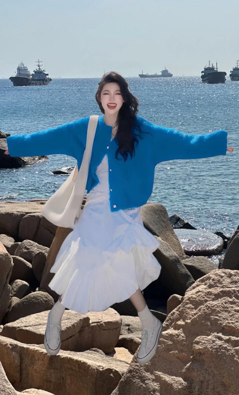 蓝色天鹅绒半身长裙配什么上衣_蓝天鹅绒半身裙配白黑灰粉，职场休闲皆时尚