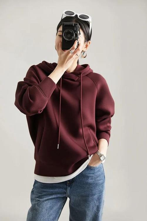 连帽卫衣搭配图片_2024秋男生连帽卫衣穿搭指南，显气质又百搭！