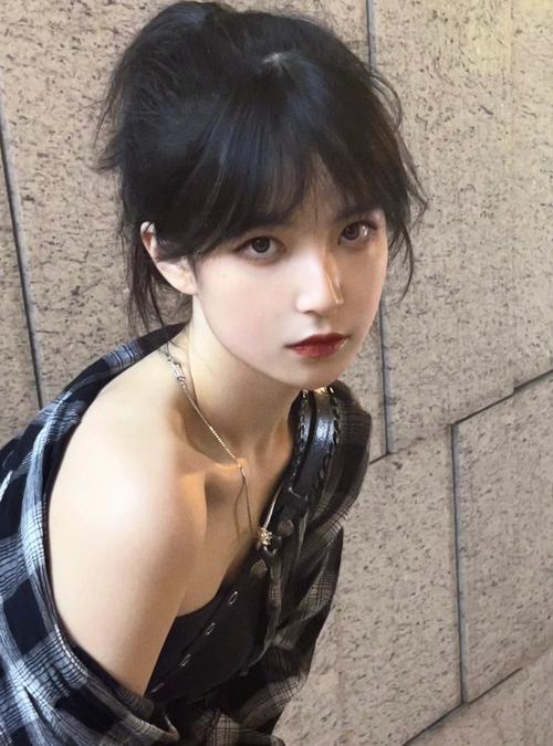 短头发怎么扎高马尾_高马尾显脸小,发夹点缀添精致 短头发怎么扎高马尾_高马尾显脸小,发夹点缀添精致