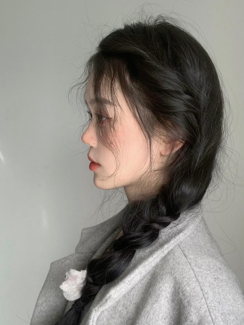 侧麻花辫扎进马尾叫什么发型_侧麻花马尾，精致个性显时尚