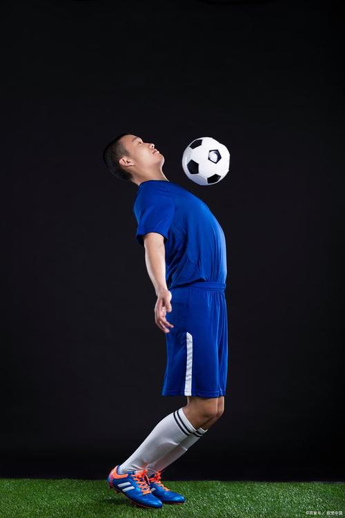 足球的五个基本动作_传球控球射门接球转身，打好基础才牛！