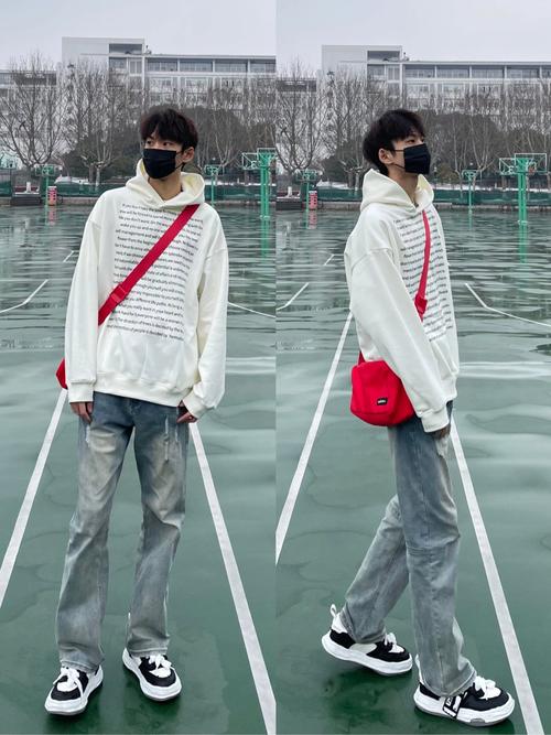 带帽卫衣怎么搭配_2024秋季男生连帽卫衣穿搭指南