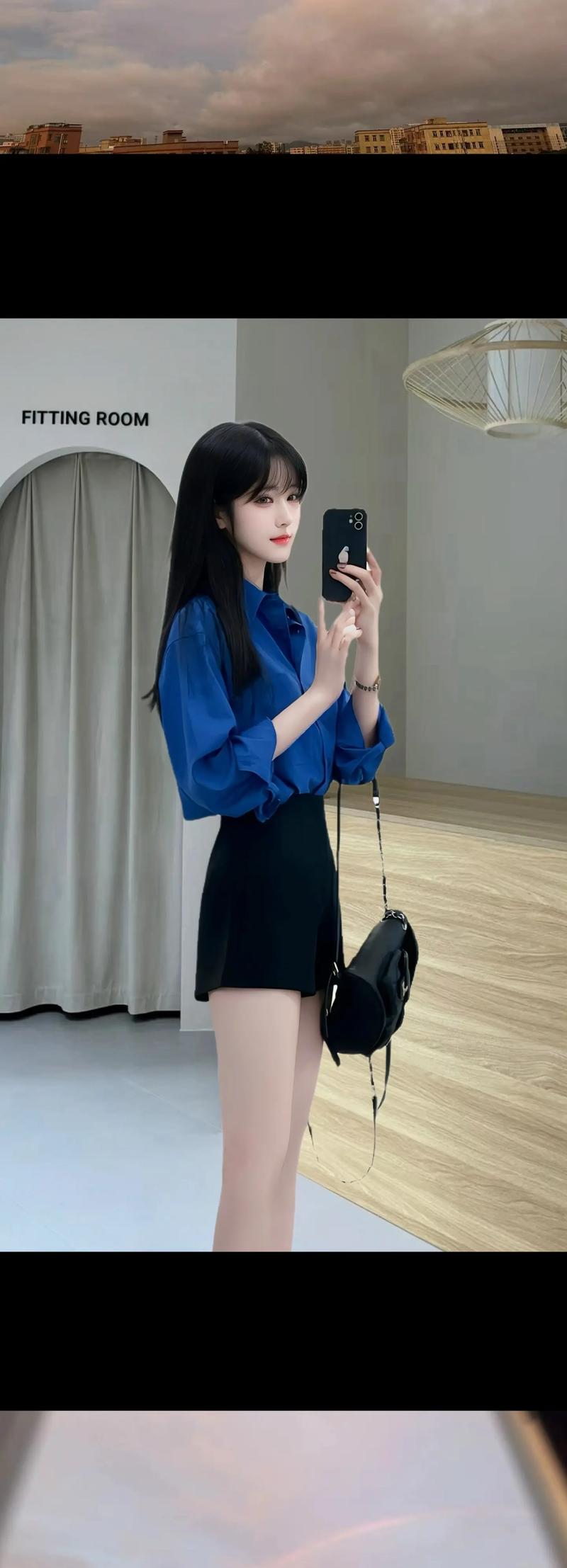 女校花穿蓝色衬衫和黑色短裙图片_蓝衬衫黑短裙，优雅又自信的女人味