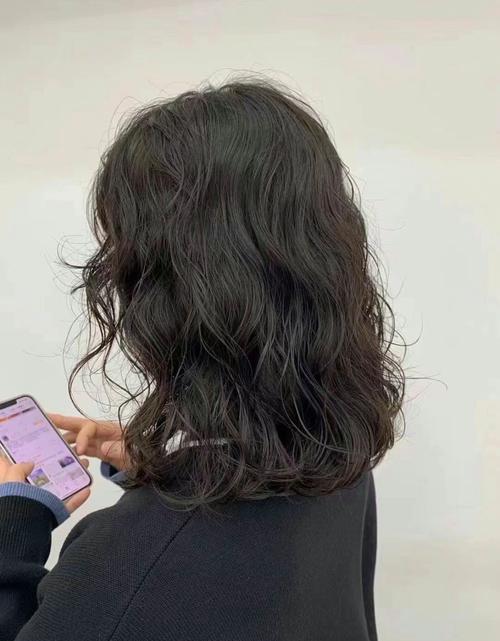 齐肩短发烫发发型_显脸小又减龄