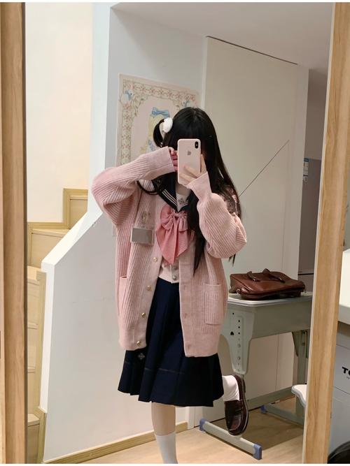 秋冬穿搭女学生_短外套显高，小香风显白，风衣气场足