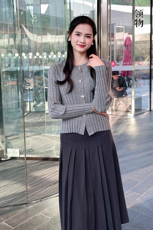 40岁女人还能穿短百褶裙吗_40岁穿短百褶裙?选对更自信! 40岁女人还能穿短百褶裙吗_40岁穿短百褶裙?选对更自信!