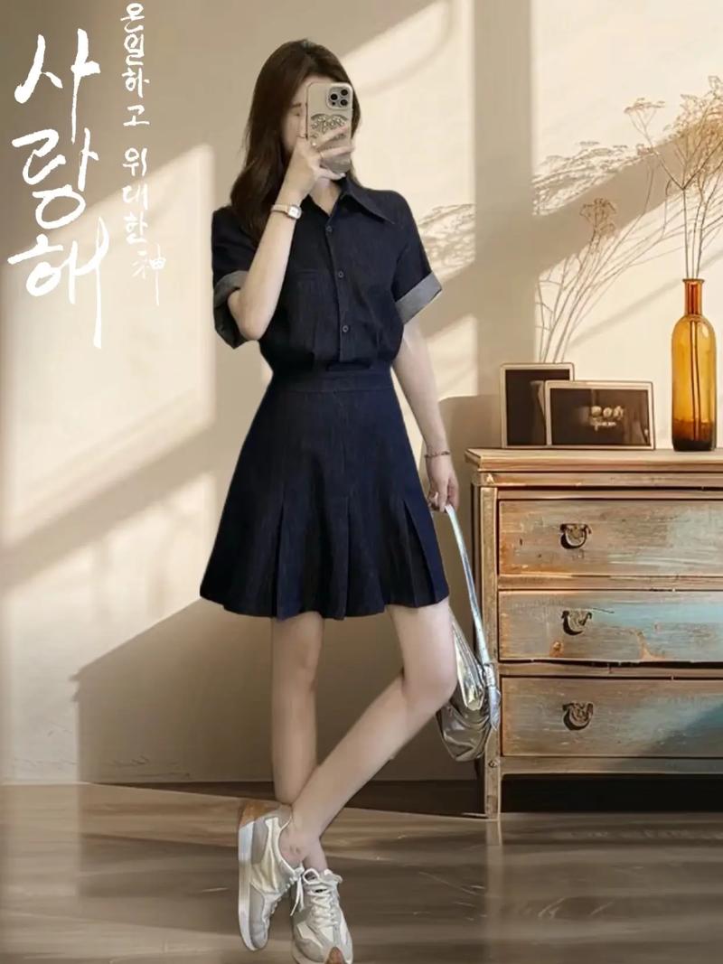 连体深色牛仔裙配什么鞋子_深色牛仔连体裙，配鞋百变风！