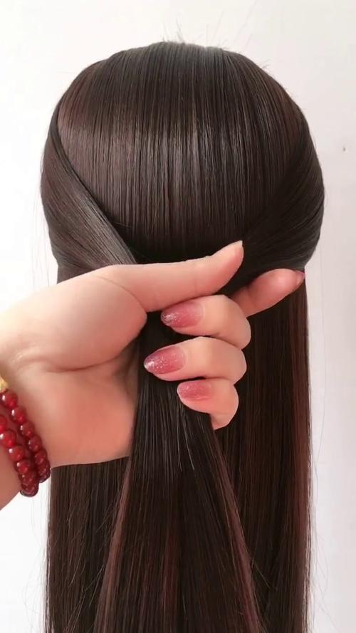 方脸扎什么头发最好看_方脸女生短发显脸小技巧