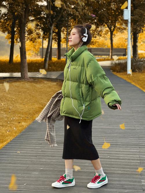 浅绿色短外套配什么色裤子_浅绿外套百搭,裤子混搭显个性气质 浅绿色短外套配什么色裤子_浅绿外套百搭,裤子混搭显个性气质