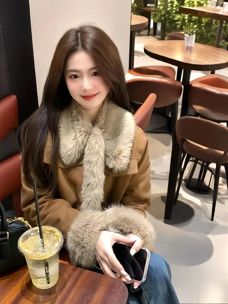 棕色短外套配什么颜色裤子_棕色外套这样搭不闷！撞色提亮显时尚