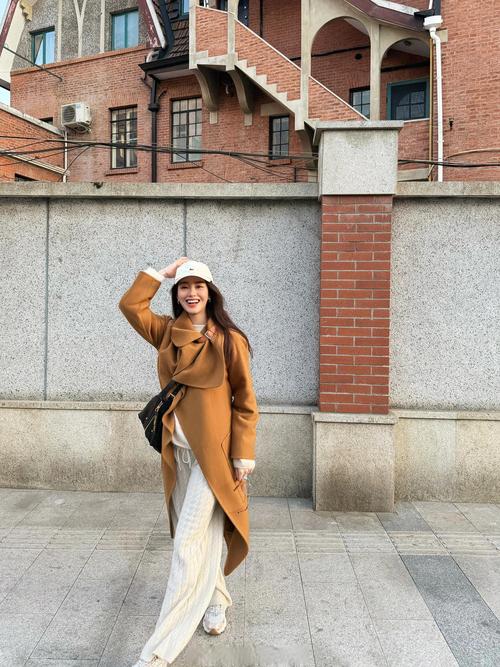 焦糖色短外套配什么裤子_焦糖外套搭牛仔裤显清新，配裤型显瘦又优雅