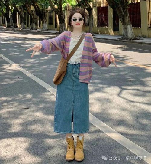 过膝牛仔裙配什么上衣图片_过膝半裙时尚百搭，牛仔碎花任你选！