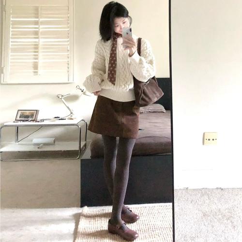 咖色包臀裙配什么上衣_同色系显优雅,撞色更吸睛 咖色包臀裙配什么上衣_同色系显优雅,撞色更吸睛