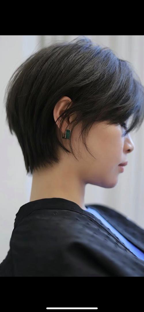 45岁女人最好看短发圆脸_45岁女根据脸型选发型，显年轻优雅