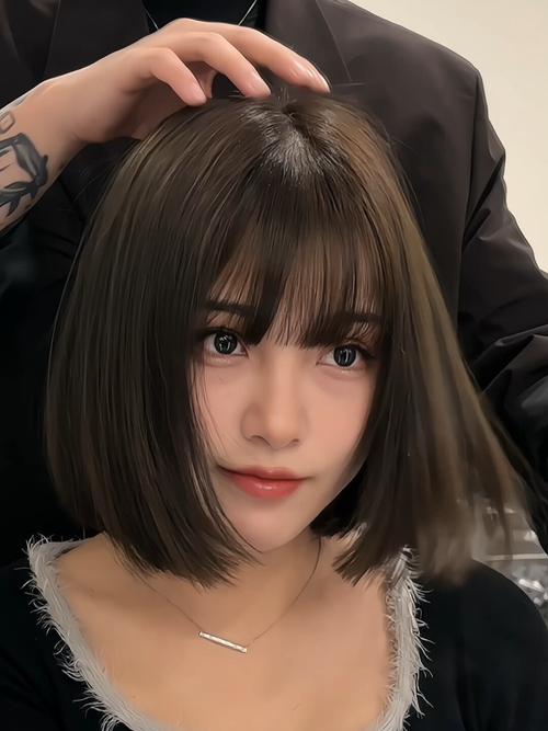 头尖脸大适合什么发型_齐肩波波头显脸小，修饰脸型更自信