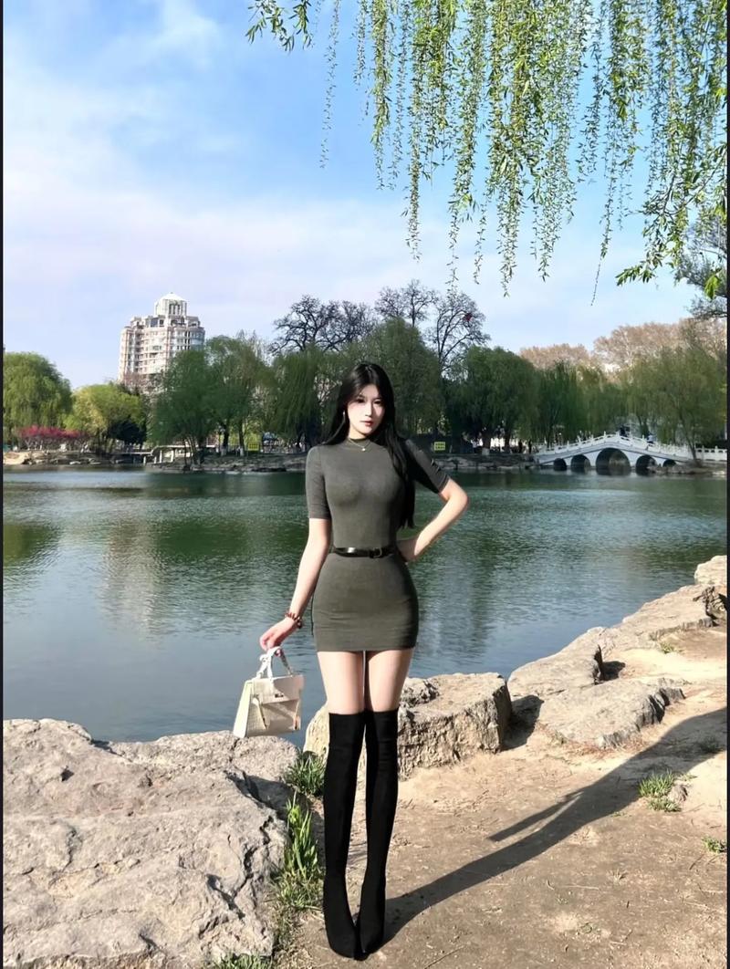 过膝包臀裙搭配_优雅显瘦，春夏必备