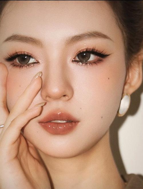 女人怎样化妆才好看_粉底遮瑕+眉眼提亮+腮红显年轻