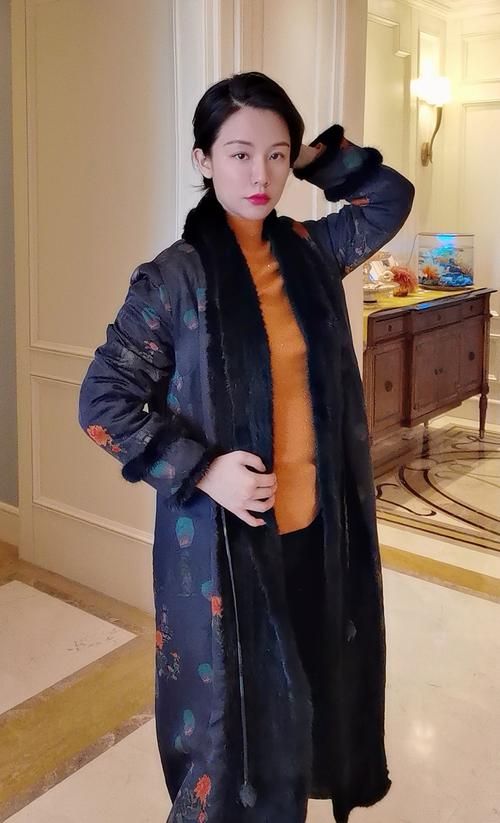 香云纱棉服搭配图片_秋冬时尚单品 香云纱棉服搭配图片_秋冬时尚单品