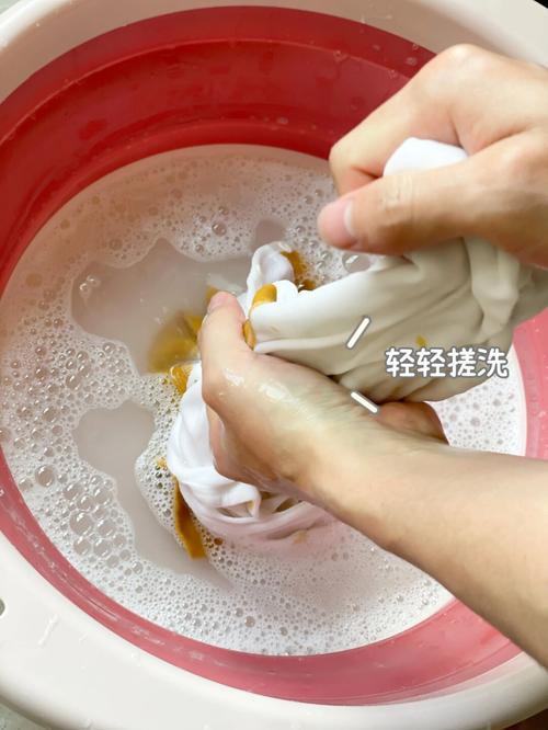 洗衣服先抹洗衣液再洗_洗衣液别多用，洗鞋别久泡，水温选对衣物分开放