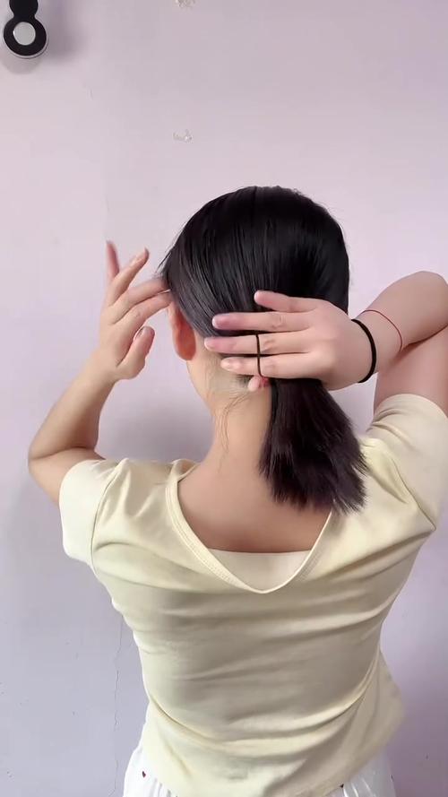 短发怎样扎低马尾简易好看_低马尾显干练，短发也时尚