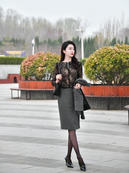 蕾丝紧身包臀裙搭配高跟鞋_蕾丝空隙显性感 高低胖瘦都好看