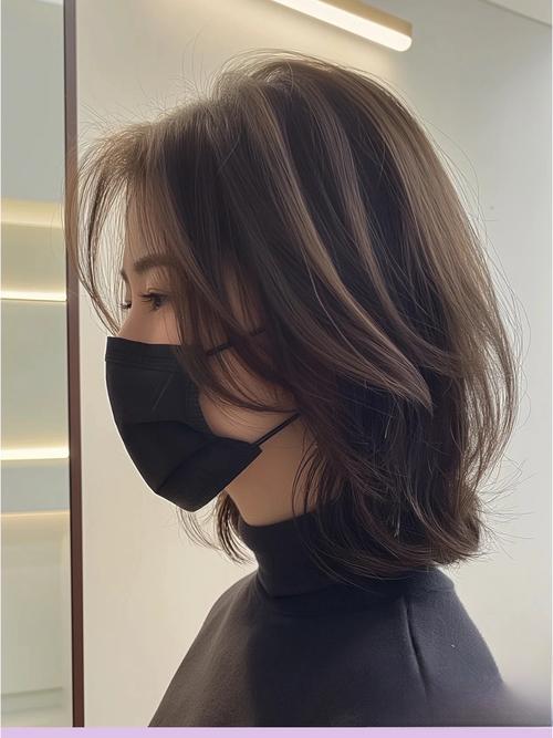 大方脸适合的6个发型_法式蛋卷显年轻，公主切遮下颌，C扣短发显脸小，锁骨发温柔，高层次烫发显成熟，空气短发适合方脸