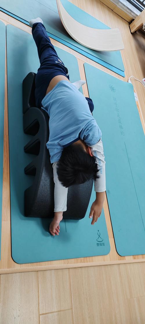 儿童适合练瑜伽吗_儿童瑜伽需专业指导，趣味安全助成长