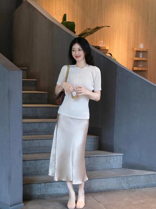 香槟色裙子搭配图片_显白百搭,低调奢华好选择 香槟色裙子搭配图片_显白百搭,低调奢华好选择