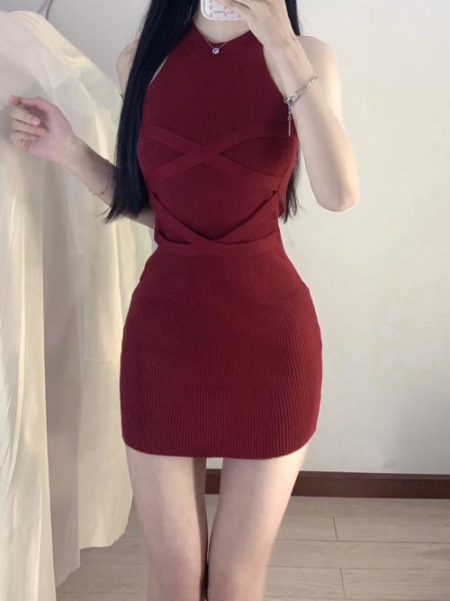 红色包臀裙配什么鞋子图片_红色包臀裙搭丝袜凉鞋，性感又优雅