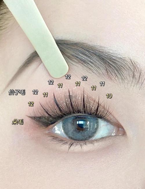 贴假睫毛的步骤与方法_夹翘真睫毛，选对假睫毛，涂胶贴合，加强根部效果