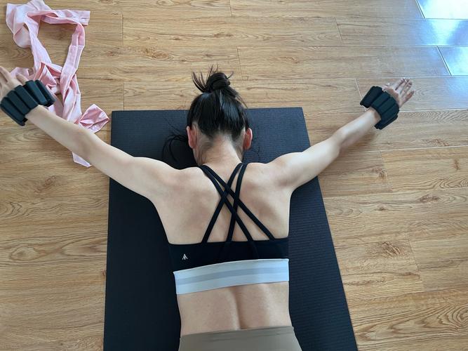 女性背部变薄的健身动作_改善圆肩驼背，练出美背好体态