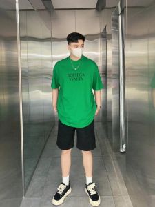 短袖绿色配什么颜色的裤子呢_绿T黑裤显高级，白蓝灰米粉各风格