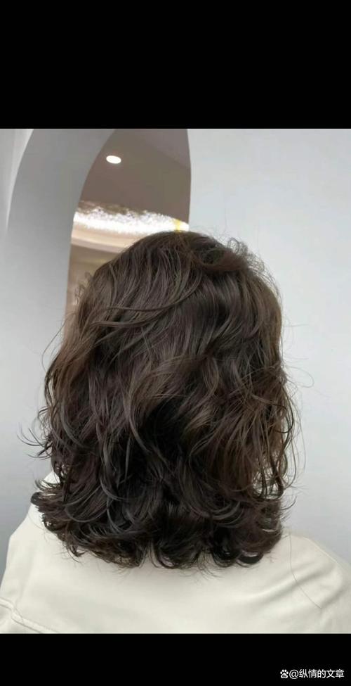 四五十岁女人剪什么发型好看_优雅微卷,减龄时尚 四五十岁女人剪什么发型好看_优雅微卷,减龄时尚