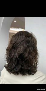 四五十岁女人剪什么发型好看_优雅微卷，减龄时尚