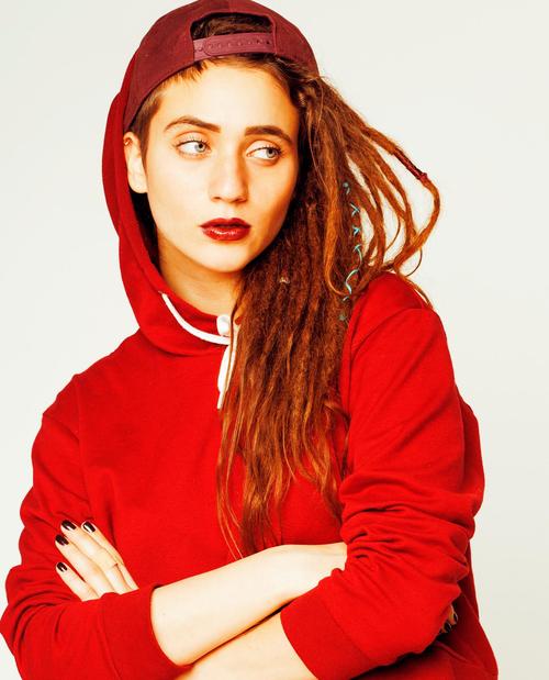 头型窄尖的适合什么发型_刘海蓬松侧分显宽，短发波波头长发大波浪