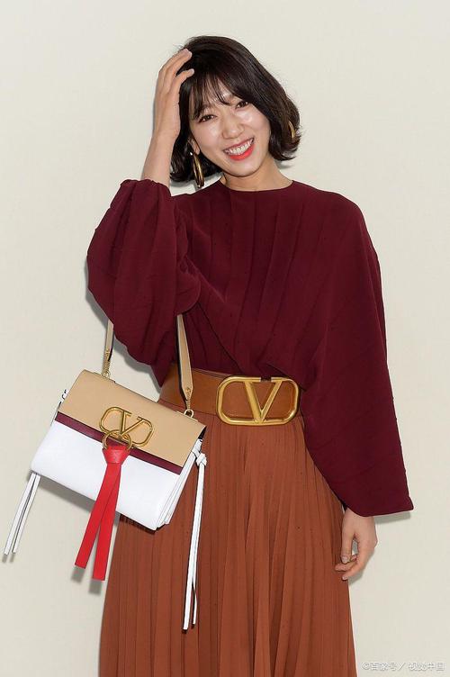 红色上衣怎么搭配_红上衣配黑白灰出彩,别配蓝粉,牛仔裤很搭 红色上衣怎么搭配_红上衣配黑白灰出彩,别配蓝粉,牛仔裤很搭