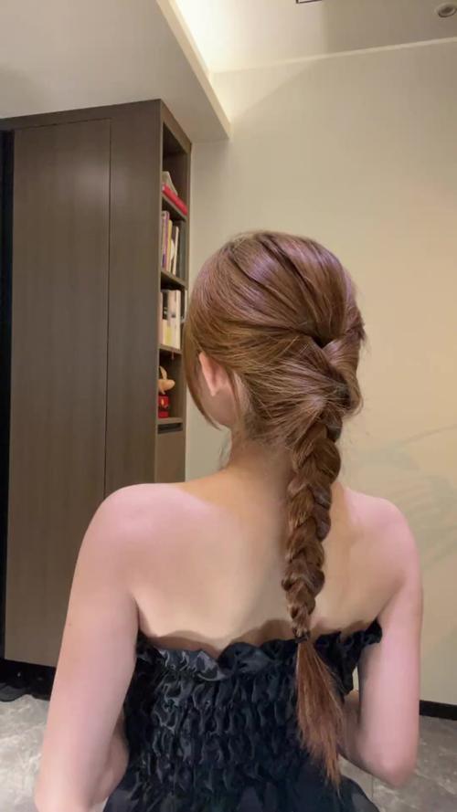 扁头女孩必备饱满后脑勺发型_秋冬防扁头，马尾半发髻，发型变饱满