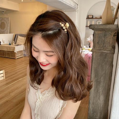 用发夹夹起来的发型叫什么_时尚发夹，打造持久多变发型