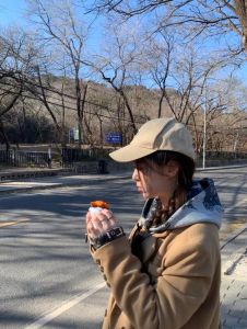 带帽卫衣里面穿什么_连帽卫衣内搭圆领衫背心针织衫时尚搭，显瘦保暖个性