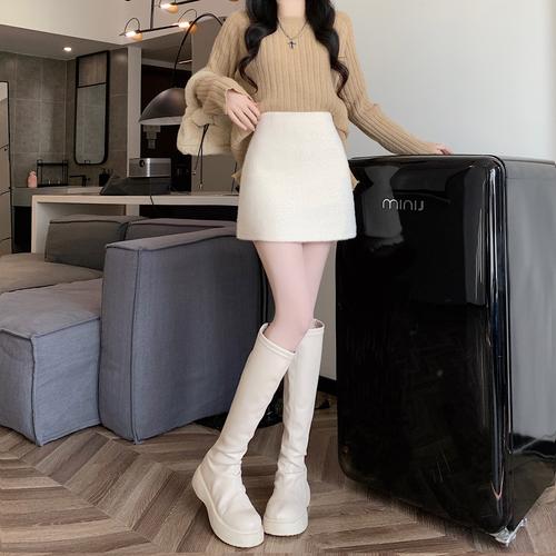 针织半身包臀裙配什么上衣_包臀裙搭配，优雅时尚一整天！